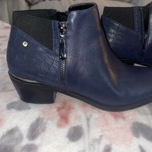 NWOT size 8 navy blue ankle booties